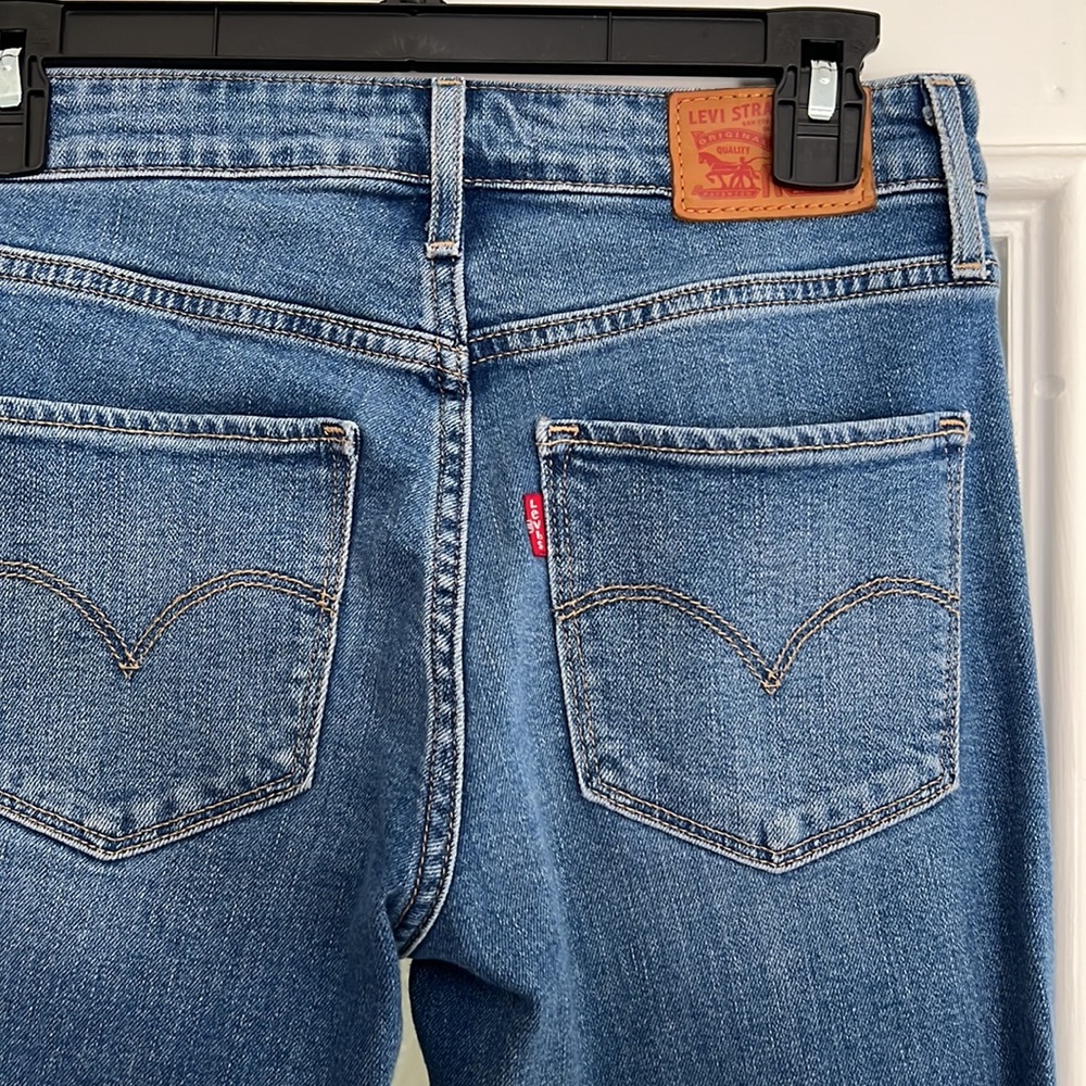 Levi’s high rise skinny jeans; size 26